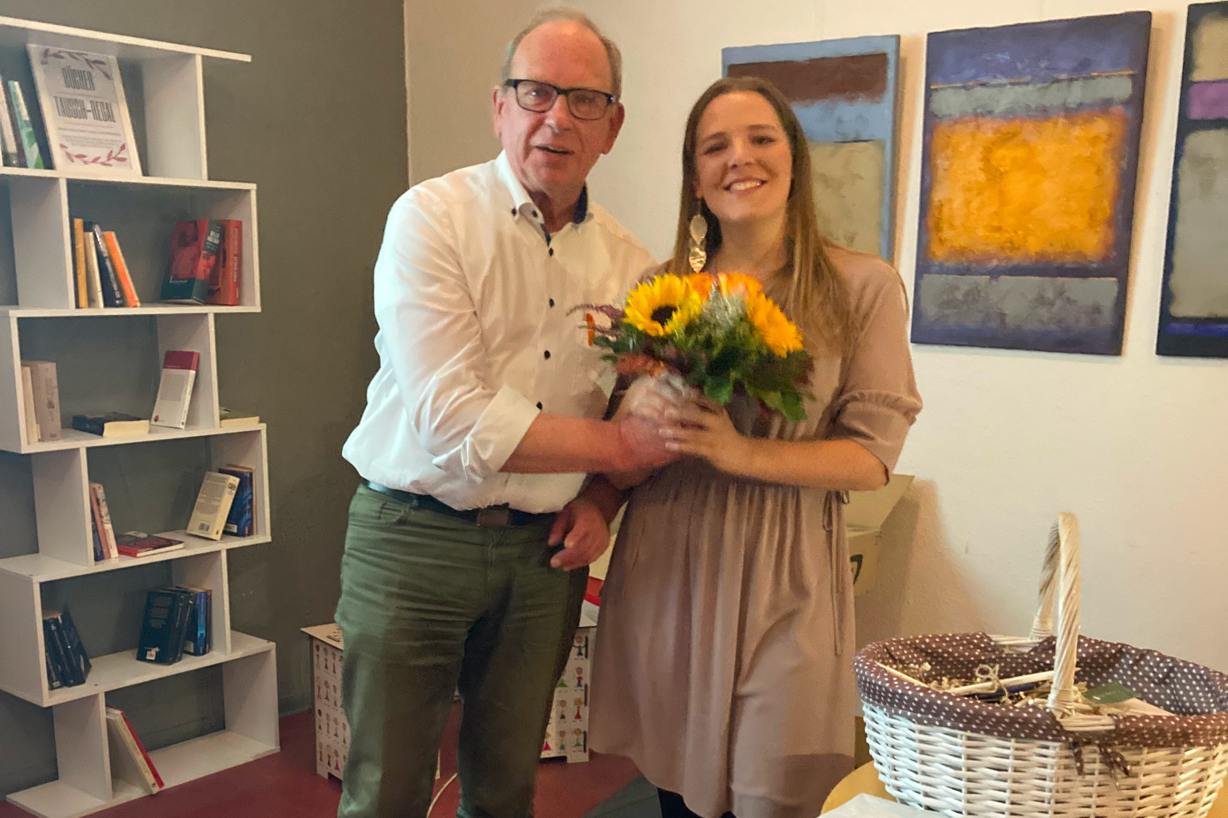 Ann-Sophie Wiek bekommt einen Blumenstrauß von werner Frenz