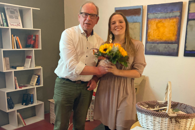 Ann-Sophie Wiek bekommt einen Blumenstrauß von werner Frenz