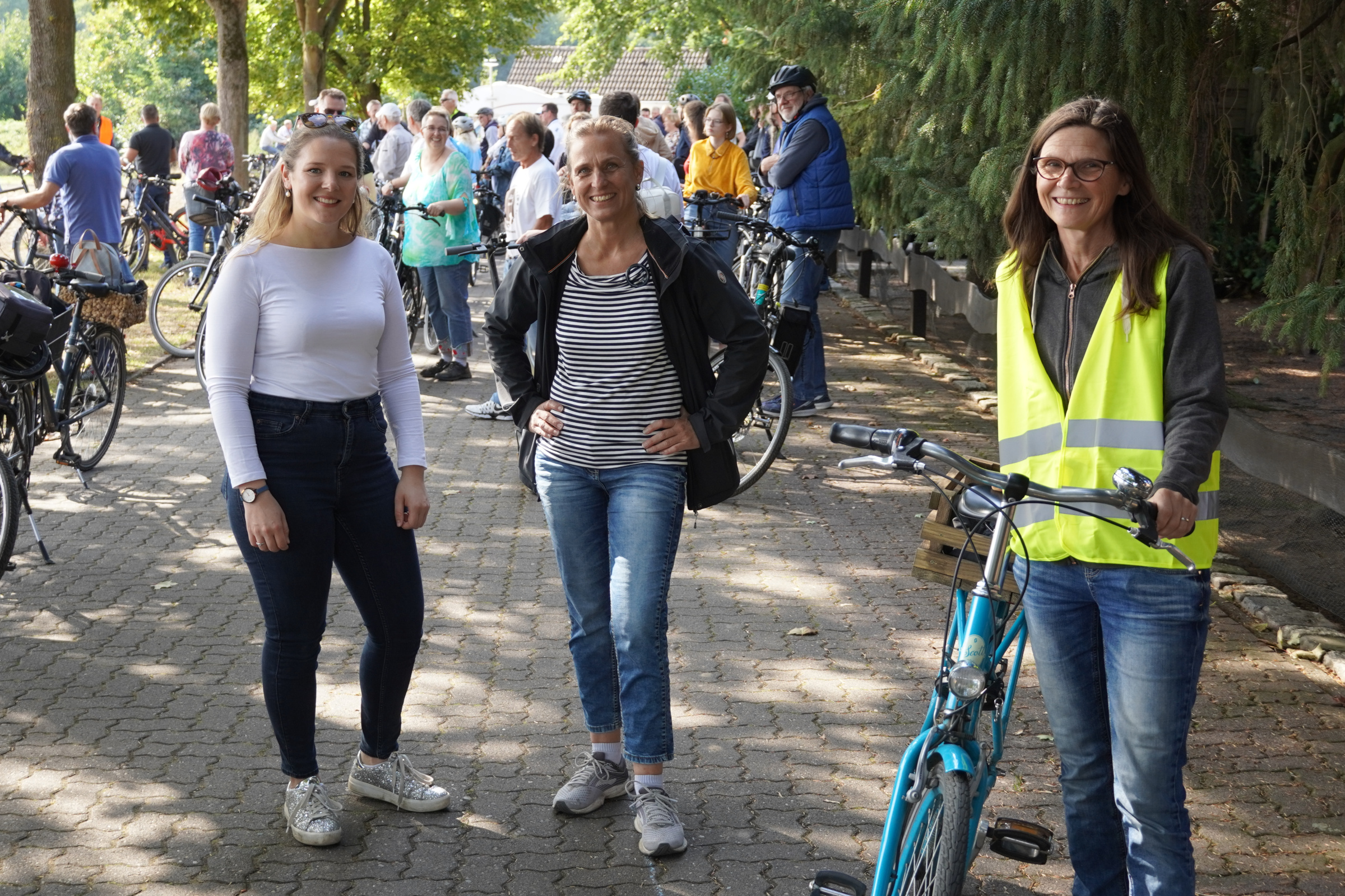 Ann-Sophie Wiek, Katja Keul und Mechthild Schmithüsen auf der Fahrradtour
