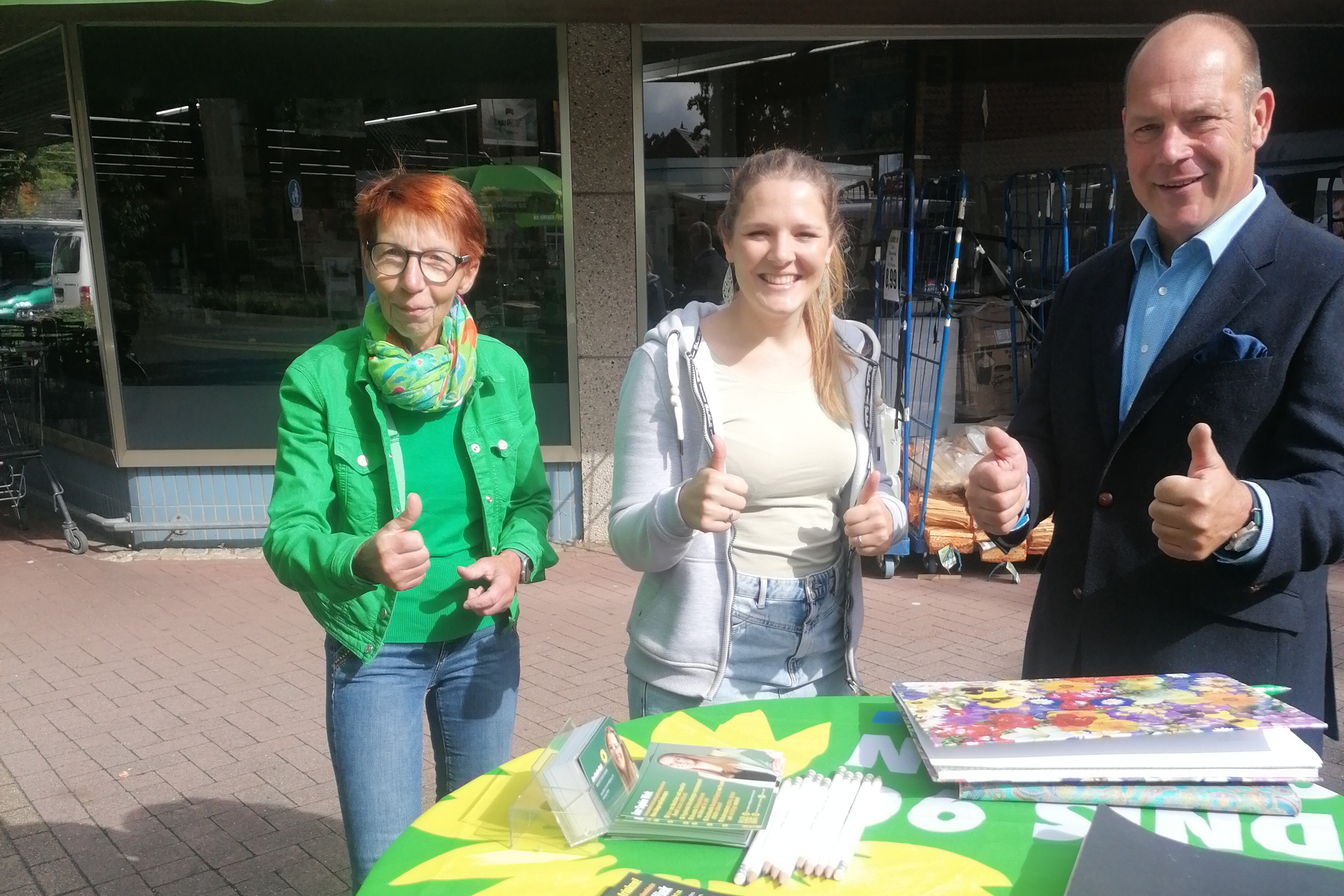 Ann-Sophie Wiek mit dem OV Bruchhausen-Vilsen auf dem Wahlkampfstand in Martfeld