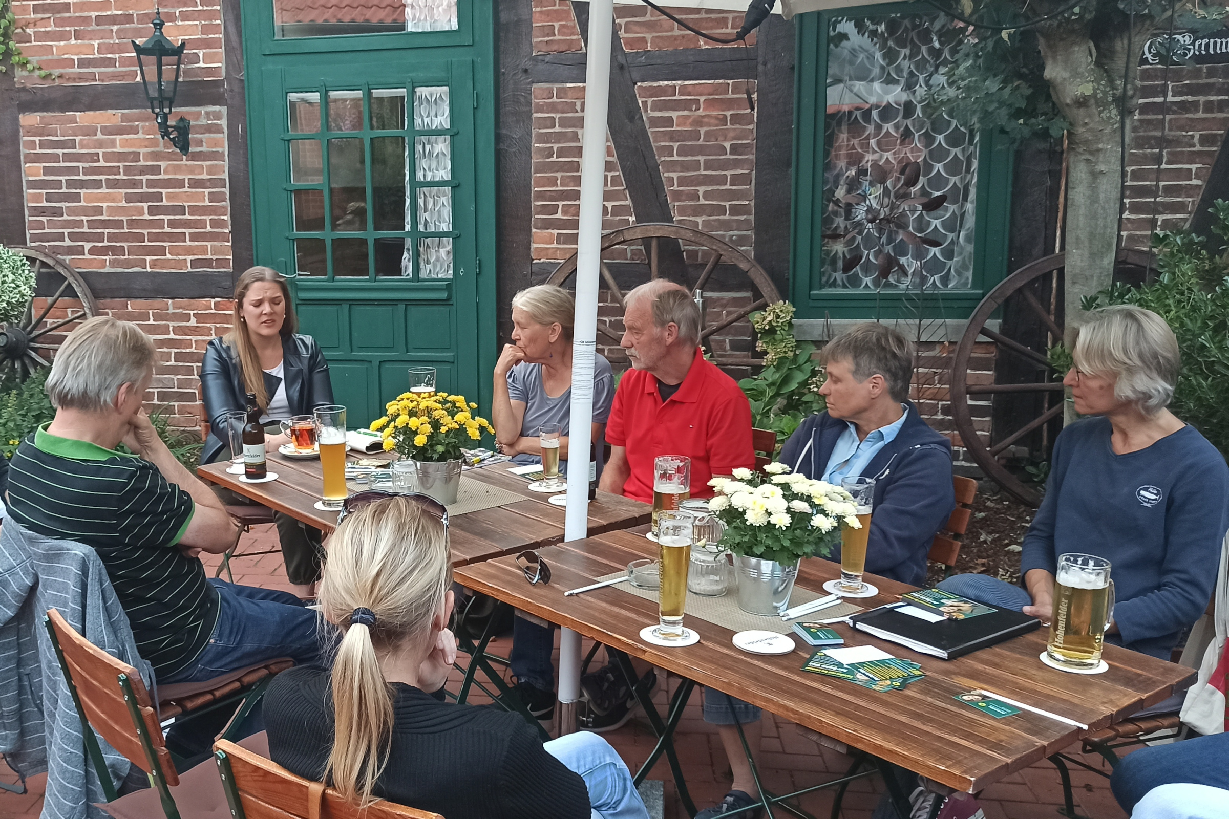 Ann-Sophie Wiek diskutiert mit dem Ortsverband Steimbke