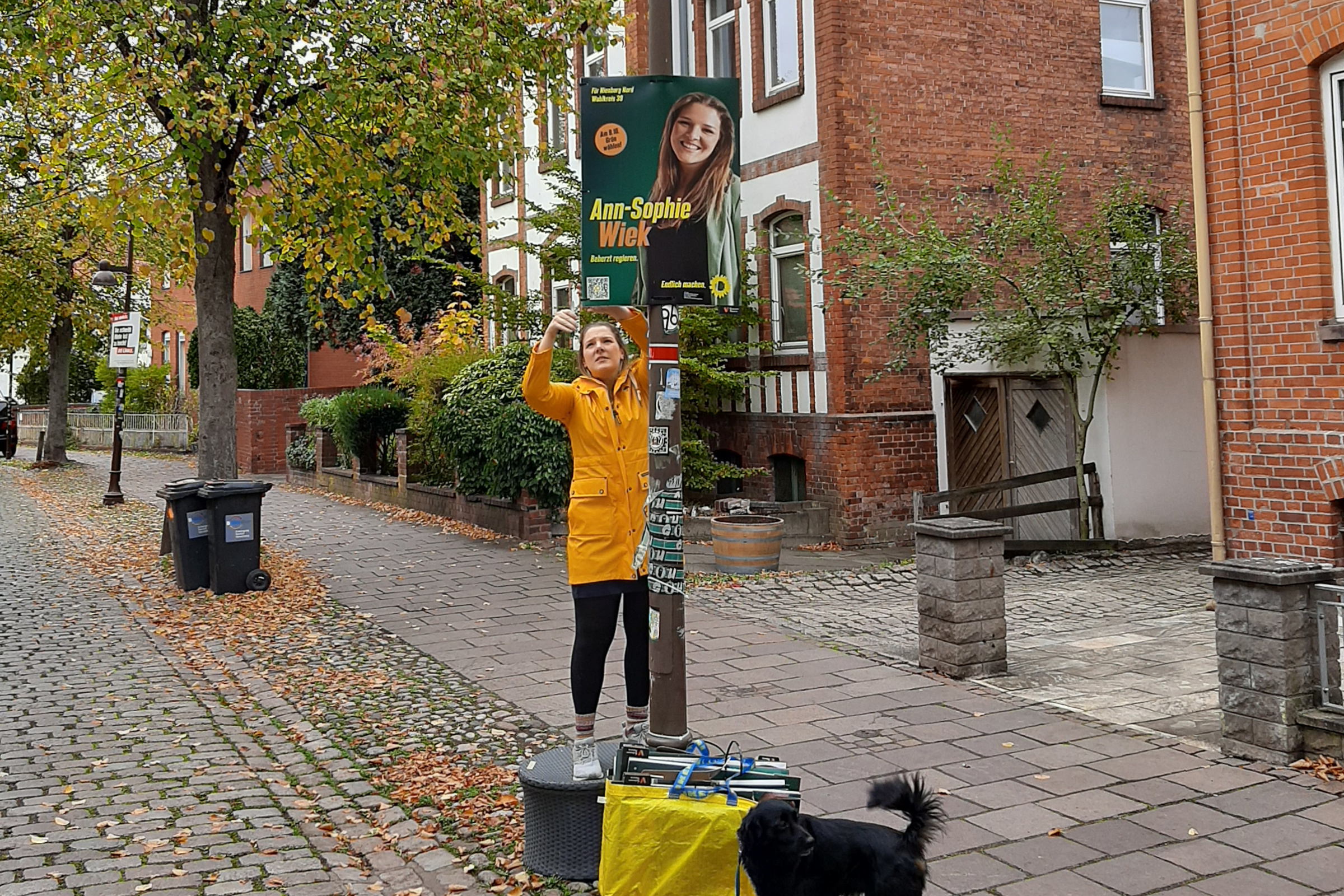 Ann-Sophie Wiek hängt eines ihrer Kopfplakate ab